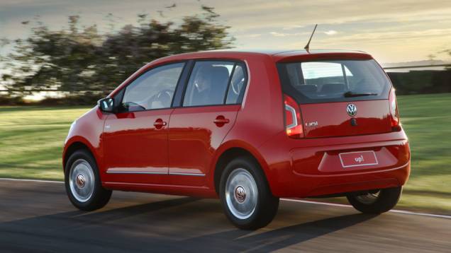 O red up! pode agradar os fãs de esportividade; note a tampa do porta-malas de aço em vez de vidro, como nos carros vendidos na Europa | <a href="https://quatrorodas.abril.com.br/carros/lancamentos/volkswagen-up-772368.shtml" rel="migration">Leia mais</a> O red up! pode agradar os fãs de esportividade; note a tampa do porta-malas de aço em vez de vidro, como nos carros vendidos na Europa | <a href="https://quatrorodas.abril.com.br/carros/lancamentos/volkswagen-up-772368.shtml" rel="migration">Leia mais</a>