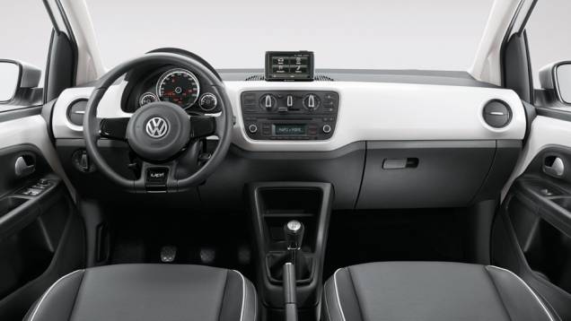 O interior tem apliques na mesma tonalidade do exterior e vários itens estéticos que deixam a cabine mais agradável de se ver | <a href="https://quatrorodas.abril.com.br/carros/lancamentos/volkswagen-up-772368.shtml" rel="migration">Leia mais</a>