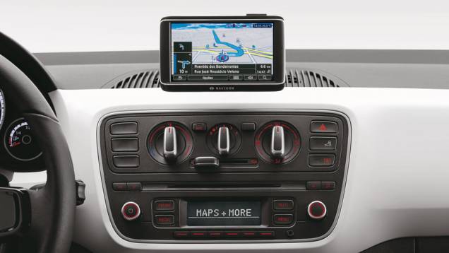 A tela do sistema multimídia Maps & More exibe informações de GPS, música e computador de bordo | <a href="https://quatrorodas.abril.com.br/carros/lancamentos/volkswagen-up-772368.shtml" rel="migration">Leia mais</a>