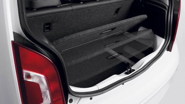 Diminuto, o porta-malas traz uma bandeja porta-objetos debaixo do assoalho | <a href="https://quatrorodas.abril.com.br/carros/lancamentos/volkswagen-up-772368.shtml" rel="migration">Leia mais</a> Diminuto, o porta-malas traz uma bandeja porta-objetos debaixo do assoalho | <a href="https://quatrorodas.abril.com.br/carros/lancamentos/volkswagen-up-772368.shtml" rel="migration">Leia mais</a>