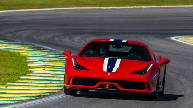 Versão (ainda mais) esportiva da 458 Italia, a 458 Speciale já está no Brasil | <a href="https://quatrorodas.abril.com.br/noticias/fabricantes/ferrari-traz-458-speciale-brasil-785214.shtml" rel="migration">Leia mais</a>