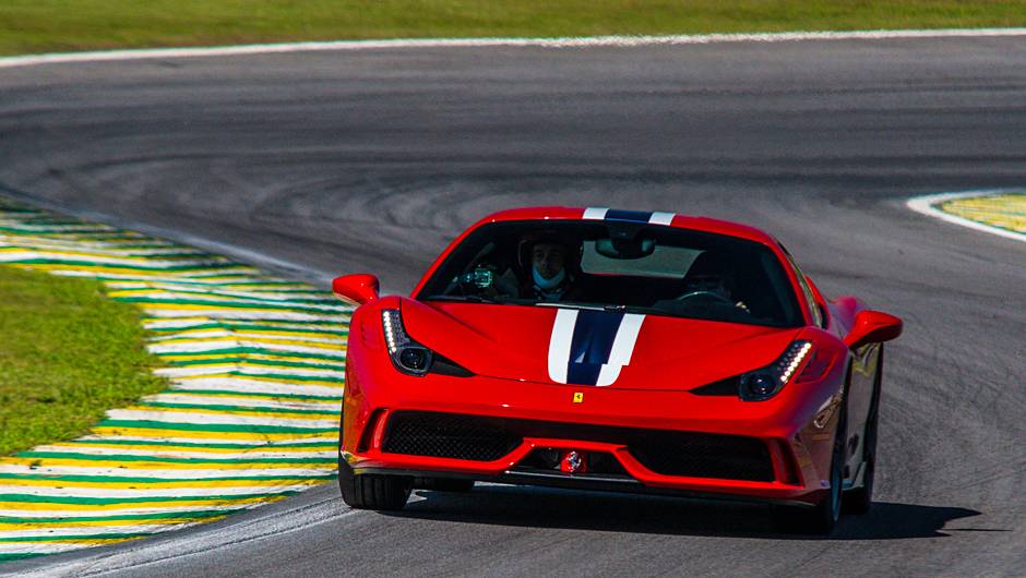 Vers&atilde;o (ainda mais) esportiva da 458 Italia, a 458 Speciale j&aacute; est&aacute; no Brasil | <a href="https://quatrorodas.abril.com.br/noticias/fabricantes/ferrari-traz-458-speciale-brasil-785214.shtml" rel="migration">Leia mais</a>