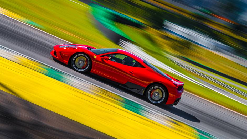 Recheada de novos itens aerodin&acirc;micos e altera&ccedil;&otilde;es mec&acirc;nicas, ela chega aos 325 km/h | <a href="https://quatrorodas.abril.com.br/noticias/fabricantes/ferrari-traz-458-speciale-brasil-785214.shtml" rel="migration">Leia mais</a>