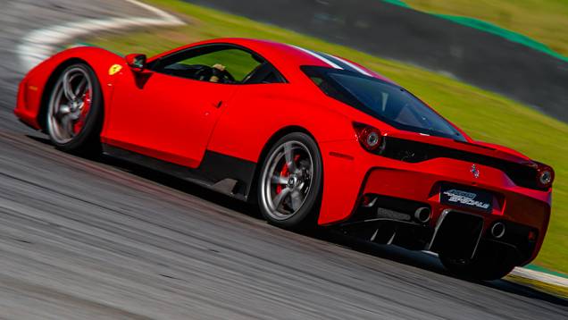 Na traseira, o extrator foi redesenhado para melhorar o fluxo de ar | <a href="https://quatrorodas.abril.com.br/noticias/fabricantes/ferrari-traz-458-speciale-brasil-785214.shtml" rel="migration">Leia mais</a> Na traseira, o extrator foi redesenhado para melhorar o fluxo de ar | <a href="https://quatrorodas.abril.com.br/noticias/fabricantes/ferrari-traz-458-speciale-brasil-785214.shtml" rel="migration">Leia mais</a>