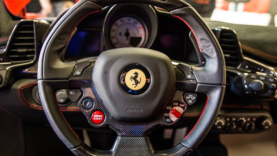 Partida por bot&atilde;o e seletor girat&oacute;rio dos modos de condu&ccedil;&atilde;o fazem o motorista se sentir em um carro de F-1 | <a href="https://quatrorodas.abril.com.br/noticias/fabricantes/ferrari-traz-458-speciale-brasil-785214.shtml" rel="migration">Leia mais</a>