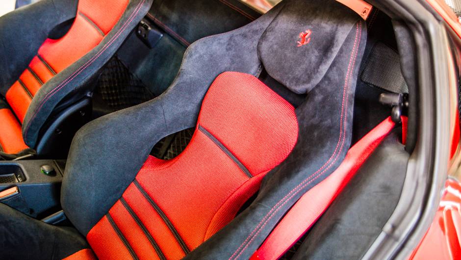 Bancos esportivos s&atilde;o revestidos em Alcantara e t&ecirc;m um tratamento para n&atilde;o ficar molhado com o suor do corpo dos ocupantes | <a href="https://quatrorodas.abril.com.br/noticias/fabricantes/ferrari-traz-458-speciale-brasil-785214.shtml" rel="migration">Leia mais</a>