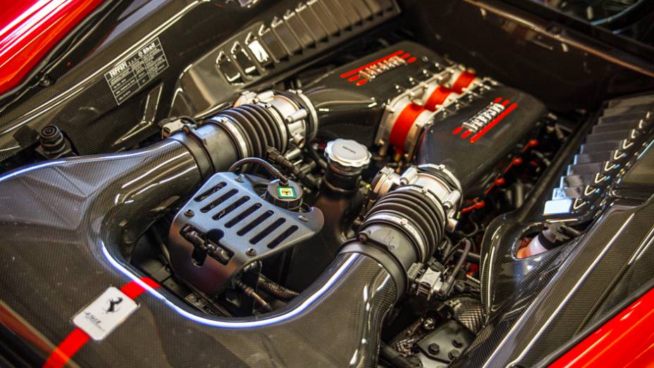 O motor 4.5 V8 recebeu várias mudanças para render 605 cv, um incremento de 35 cv frente a 458 Italia | <a href="http://quatrorodas.abril.com.br/noticias/fabricantes/ferrari-traz-458-speciale-brasil-785214.shtml" rel="migration">Leia mais</a>