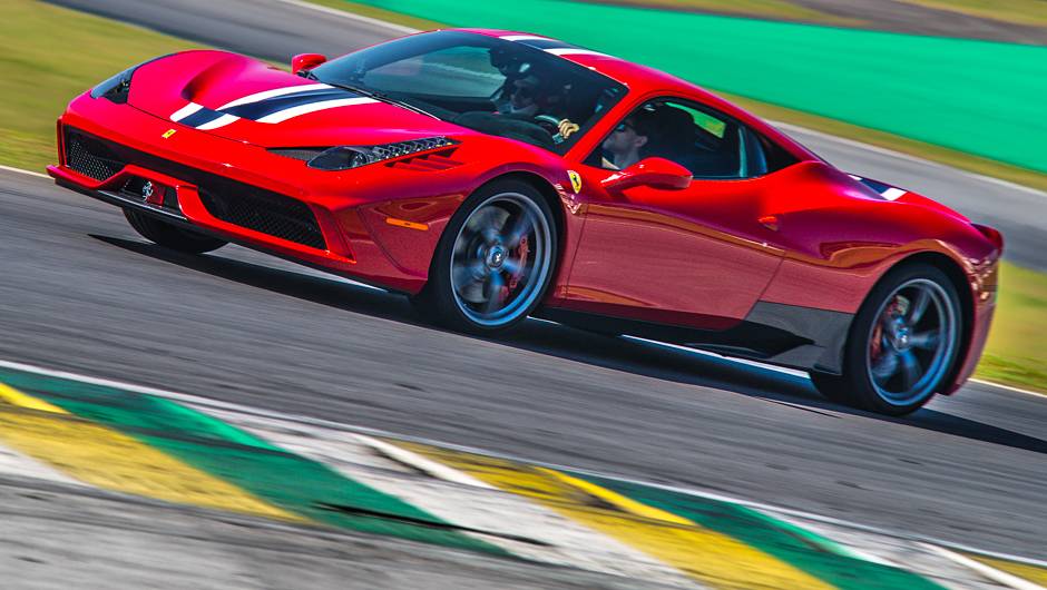 No cap&ocirc; h&aacute; duas novas entradas de ar e tr&ecirc;s aberturas acima de cada para-lama | <a href="https://quatrorodas.abril.com.br/noticias/fabricantes/ferrari-traz-458-speciale-brasil-785214.shtml" rel="migration">Leia mais</a>
