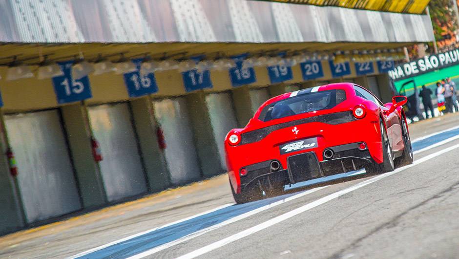 A 458 Speciale pode ser encomendada pela m&oacute;dica quantia de R$ 2,3 milh&otilde;es | <a href="https://quatrorodas.abril.com.br/noticias/fabricantes/ferrari-traz-458-speciale-brasil-785214.shtml" rel="migration">Leia mais</a>