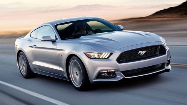 De fato o desenho dos faróis e da grade lembram o sedã, mas também não tiraram a personalidade do <em>pony-car</em> | <a href="https://quatrorodas.abril.com.br/carros/lancamentos/ford-mustang-2015-762332.shtml" rel="migration">Leia mais</a>