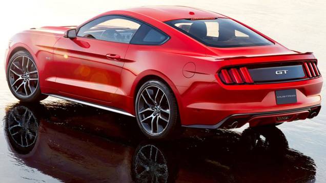 A traseira tem as tradicionais lanternas divididas em três partes | <a href="https://quatrorodas.abril.com.br/carros/lancamentos/ford-mustang-2015-762332.shtml" rel="migration">Leia mais</a>