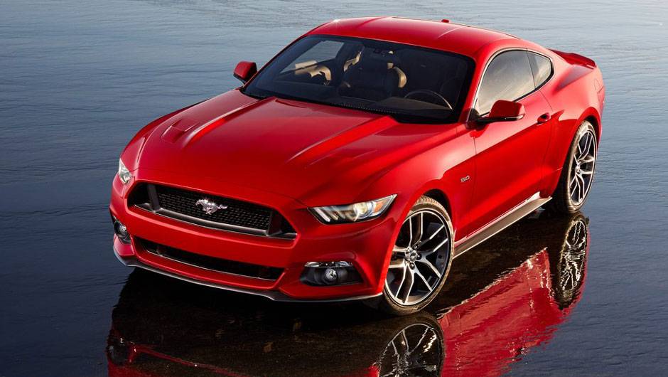O esportivo ser&aacute; vendido com tr&ecirc;s op&ccedil;&otilde;es de motoriza&ccedil;&atilde;o: V6, EcoBoost e V8 | <a href="https://quatrorodas.abril.com.br/carros/lancamentos/ford-mustang-2015-762332.shtml" rel="migration">Leia mais</a>