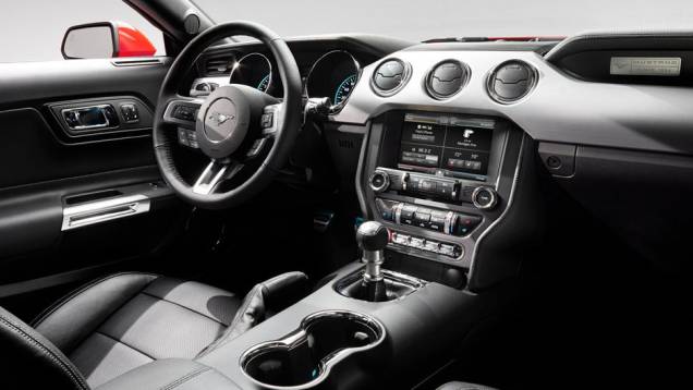 Bastante parecido com o do seu antecessor, o interior está mais aconchegante | <a href="https://quatrorodas.abril.com.br/carros/lancamentos/ford-mustang-2015-762332.shtml" rel="migration">Leia mais</a>