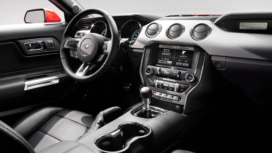 Bastante parecido com o do seu antecessor, o interior est&aacute; mais aconchegante | <a href="https://quatrorodas.abril.com.br/carros/lancamentos/ford-mustang-2015-762332.shtml" rel="migration">Leia mais</a>