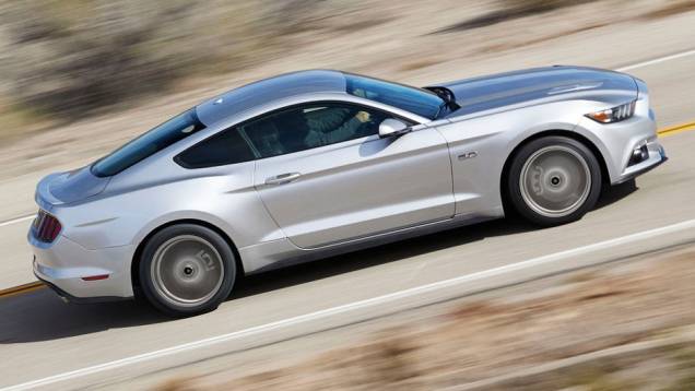 O para-brisa mais inclinado deixou o Mustang mais esportivo | <a href="https://quatrorodas.abril.com.br/carros/lancamentos/ford-mustang-2015-762332.shtml" rel="migration">Leia mais</a>