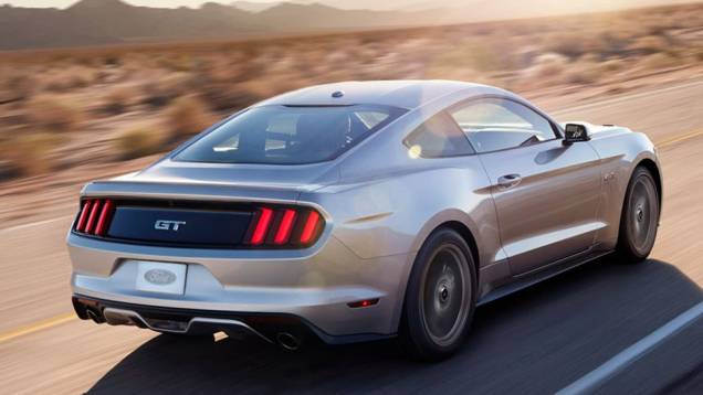 Nada de oval azul: nos logotipos, o Mustang não tem qualquer referência visual à marca Ford | <a href="https://quatrorodas.abril.com.br/carros/lancamentos/ford-mustang-2015-762332.shtml" rel="migration">Leia mais</a>