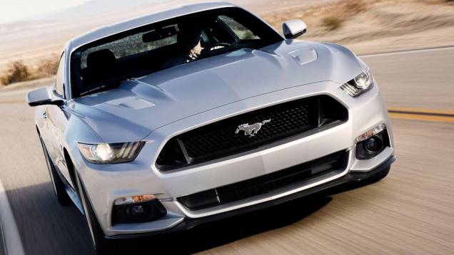 O capô ganhou vincos e os para-lamas foram alargados | <a href="https://quatrorodas.abril.com.br/carros/lancamentos/ford-mustang-2015-762332.shtml" rel="migration">Leia mais</a>