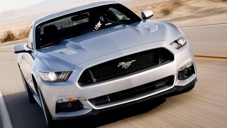 O cap&ocirc; ganhou vincos e os para-lamas foram alargados | <a href="https://quatrorodas.abril.com.br/carros/lancamentos/ford-mustang-2015-762332.shtml" rel="migration">Leia mais</a>