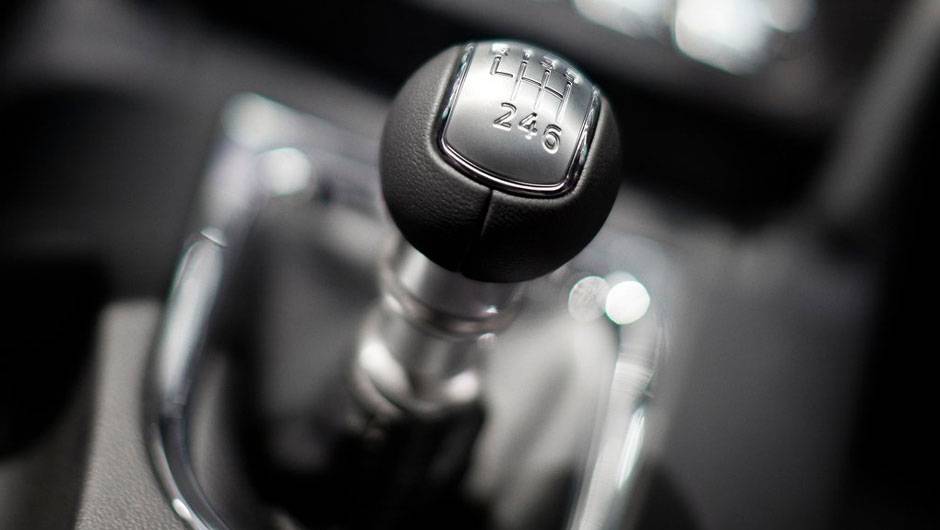 Not&iacute;cia boa para os puristas: o carro pode ser comprado com c&acirc;mbio manual | <a href="https://quatrorodas.abril.com.br/carros/lancamentos/ford-mustang-2015-762332.shtml" rel="migration">Leia mais</a>