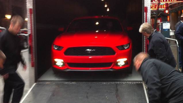 A Ford apresentou nesta quinta-feira, 5 de dezembro, o novo Mustang simultaneamente em cinco lugares do mundo; QUATRO RODAS acompanhou a revelação na Times Square, em Nova York (EUA) | <a href="https://quatrorodas.abril.com.br/carros/lancamentos/ford-musta" rel="migration"></a>