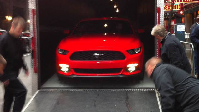 A Ford apresentou nesta quinta-feira, 5 de dezembro, o novo Mustang simultaneamente em cinco lugares do mundo; QUATRO RODAS acompanhou a revelação na Times Square, em Nova York (EUA) | <a href="https://quatrorodas.abril.com.br/carros/lancamentos/ford-musta" rel="migration"></a> A Ford apresentou nesta quinta-feira, 5 de dezembro, o novo Mustang simultaneamente em cinco lugares do mundo; QUATRO RODAS acompanhou a revelação na Times Square, em Nova York (EUA) | <a href="https://quatrorodas.abril.com.br/carros/lancamentos/ford-musta" rel="migration"></a>