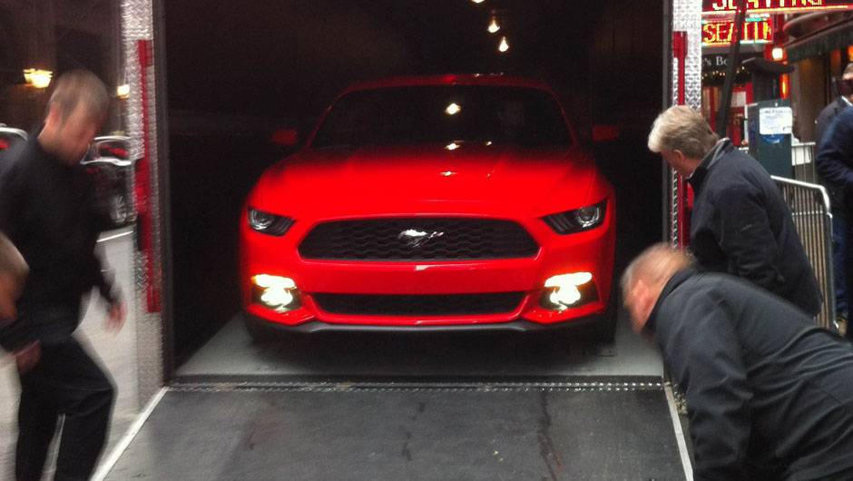 A Ford apresentou nesta quinta-feira, 5 de dezembro, o novo Mustang simultaneamente em cinco lugares do mundo; QUATRO RODAS acompanhou a revela&ccedil;&atilde;o na Times Square, em Nova York (EUA) | <a href="https://quatrorodas.abril.com.br/carros/lancamentos/ford-musta" rel="migration"></a>