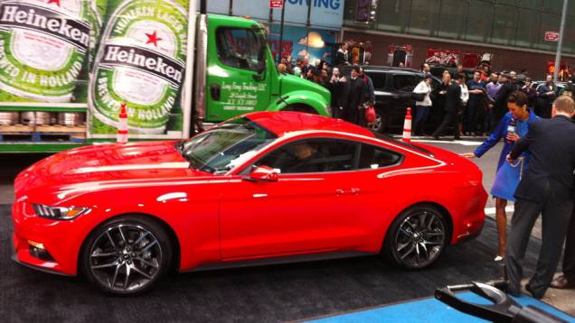 Mais esguio, o esportivo incorpora a nova identidade visual da Ford, especialmente no visual frontal | <a href="https://quatrorodas.abril.com.br/carros/lancamentos/ford-mustang-2015-762332.shtml" rel="migration">Leia mais</a> Mais esguio, o esportivo incorpora a nova identidade visual da Ford, especialmente no visual frontal | <a href="https://quatrorodas.abril.com.br/carros/lancamentos/ford-mustang-2015-762332.shtml" rel="migration">Leia mais</a>