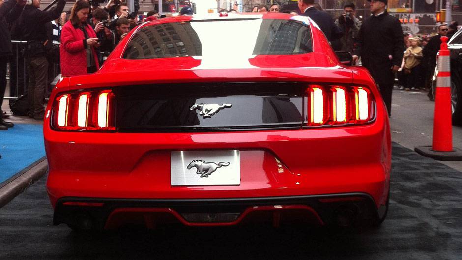 Atr&aacute;s, as lanternas divididas em tr&ecirc;s se&ccedil;&otilde;es, marca registrada do carro | <a href="https://quatrorodas.abril.com.br/carros/lancamentos/ford-mustang-2015-762332.shtml" rel="migration">Leia mais</a>