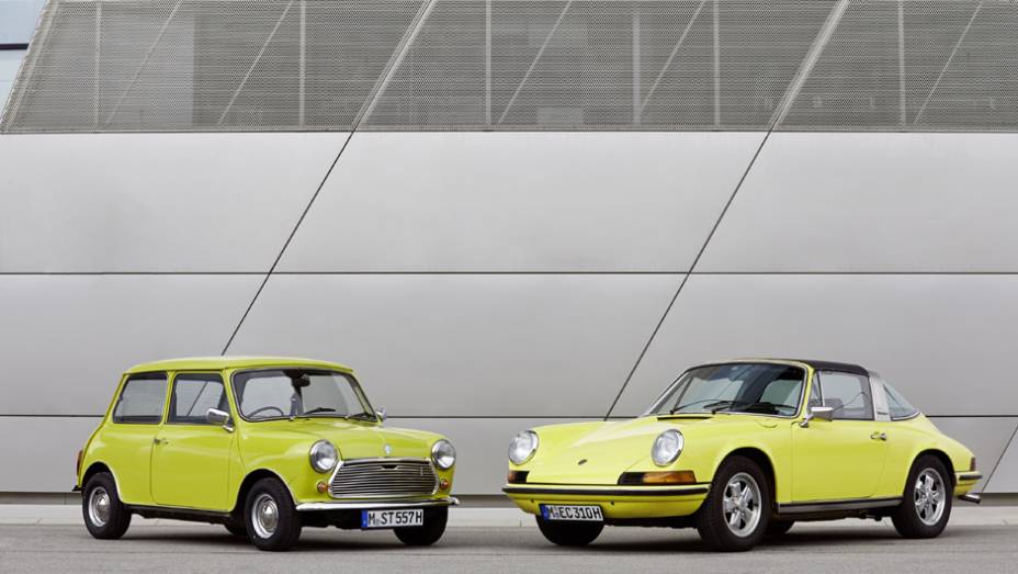 A MINI celebra os 50 anos do Porsche 911 com um ensaio especial | <a href="https://quatrorodas.abril.com.br/noticias/fabricantes/mini-parabeniza-porsche-50-anos-911-743295.shtml" rel="migration">Leia mais</a>