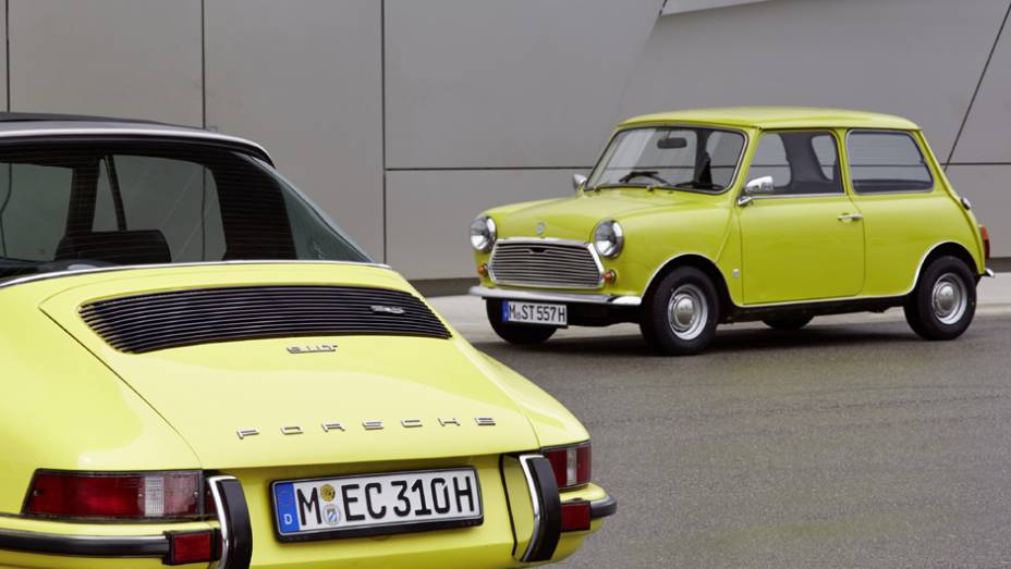 Dois clássicos da indústria automobilística, eles rodam até hoje pelas ruas do mundo | <a href="https://quatrorodas.abril.com.br/noticias/fabricantes/mini-parabeniza-porsche-50-anos-911-743295.shtml" rel="migration">Leia mais</a>