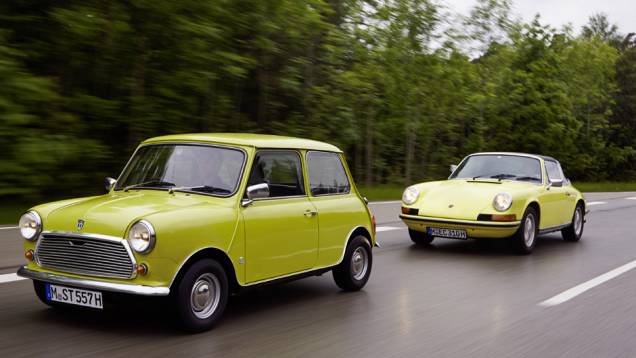 Segundo a MINI, ambos têm origens no mundo da velocidade | <a href="https://quatrorodas.abril.com.br/noticias/fabricantes/mini-parabeniza-porsche-50-anos-911-743295.shtml" rel="migration">Leia mais</a>