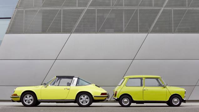 Enquanto o Mini Cooper nasceu em 1959, o 911 veio ao mundo em 1963 | <a href="https://quatrorodas.abril.com.br/noticias/fabricantes/mini-parabeniza-porsche-50-anos-911-743295.shtml" rel="migration">Leia mais</a> Enquanto o Mini Cooper nasceu em 1959, o 911 veio ao mundo em 1963 | <a href="https://quatrorodas.abril.com.br/noticias/fabricantes/mini-parabeniza-porsche-50-anos-911-743295.shtml" rel="migration">Leia mais</a>