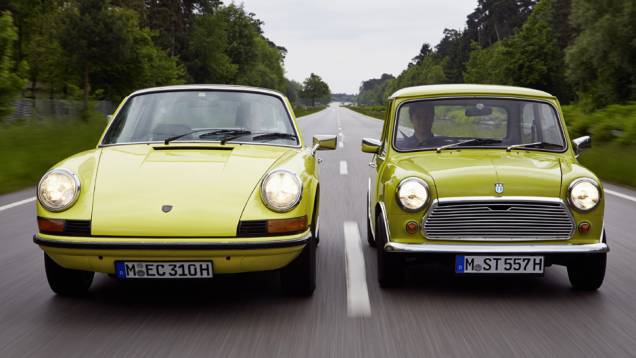 Ambos os modelos existem até hoje, ainda que totalmente diferentes de seus antecessores | <a href="https://quatrorodas.abril.com.br/noticias/fabricantes/mini-parabeniza-porsche-50-anos-911-743295.shtml" rel="migration">Leia mais</a>