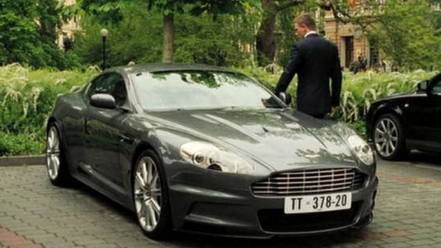 2006: Mas, como não poderia faltar, algumas das cenas mais eletrizantes são feitas com um Aston Martin, o DBS V12. | <a href="%20https://quatrorodas.abril.com.br/blogs/planeta-carro/2012/11/07/licenca-para-acelerar/" rel="migration">Leia mais</a>