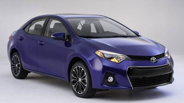 A versão esportiva S ganhou design ainda mais agressivo, com direito a kit aerodinâmico bastante parecido com o do conceito Corolla Furia | <a href="https://quatrorodas.abril.com.br/noticias/fabricantes/toyota-mostra-novo-corolla-743409.shtml" rel="migration">Leia mais</a>