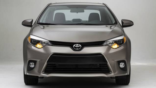 A nova identidade visual da marca, presente em modelos como o recém-lançado RAV4, também é notada no sedã | <a href="https://quatrorodas.abril.com.br/galerias/toyota/corolla-versao-europeia-743505.shtml" rel="migration">Veja a versão europeia</a> A nova identidade visual da marca, presente em modelos como o recém-lançado RAV4, também é notada no sedã | <a href="https://quatrorodas.abril.com.br/galerias/toyota/corolla-versao-europeia-743505.shtml" rel="migration">Veja a versão europeia</a>