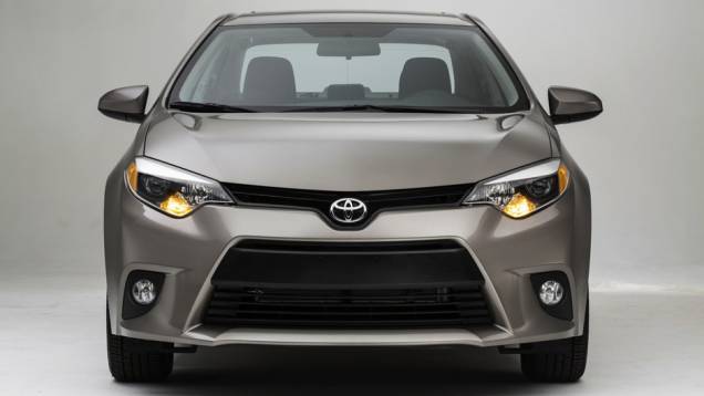 A nova identidade visual da marca, presente em modelos como o recém-lançado RAV4, também é notada no sedã | <a href="https://quatrorodas.abril.com.br/galerias/toyota/corolla-versao-europeia-743505.shtml" rel="migration">Veja a versão europeia</a>