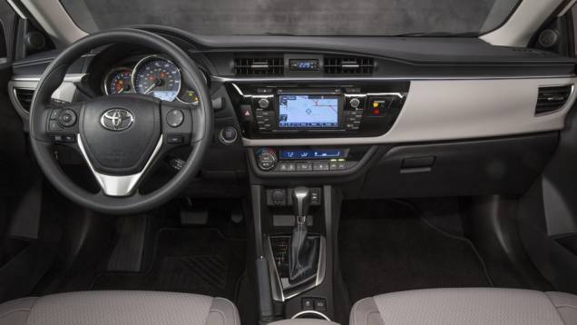 O interior ganhou requinte e modernidade com materiais mais nobres e mais tecnologia | <a href="https://quatrorodas.abril.com.br/noticias/fabricantes/toyota-mostra-novo-corolla-743409.shtml" rel="migration">Leia mais</a> | <a href="https://quatrorodas.abril.com.br/galerias" rel="migration"></a>