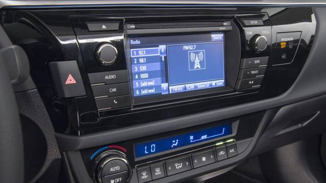 Central multimídia com tela sensível ao toque? Sim, o Corolla tem | <a href="https://quatrorodas.abril.com.br/noticias/fabricantes/toyota-mostra-novo-corolla-743409.shtml" rel="migration">Leia mais</a> | <a href="https://quatrorodas.abril.com.br/galerias/toyota/corolla-ver" rel="migration"></a> Central multimídia com tela sensível ao toque? Sim, o Corolla tem | <a href="https://quatrorodas.abril.com.br/noticias/fabricantes/toyota-mostra-novo-corolla-743409.shtml" rel="migration">Leia mais</a> | <a href="https://quatrorodas.abril.com.br/galerias/toyota/corolla-ver" rel="migration"></a>
