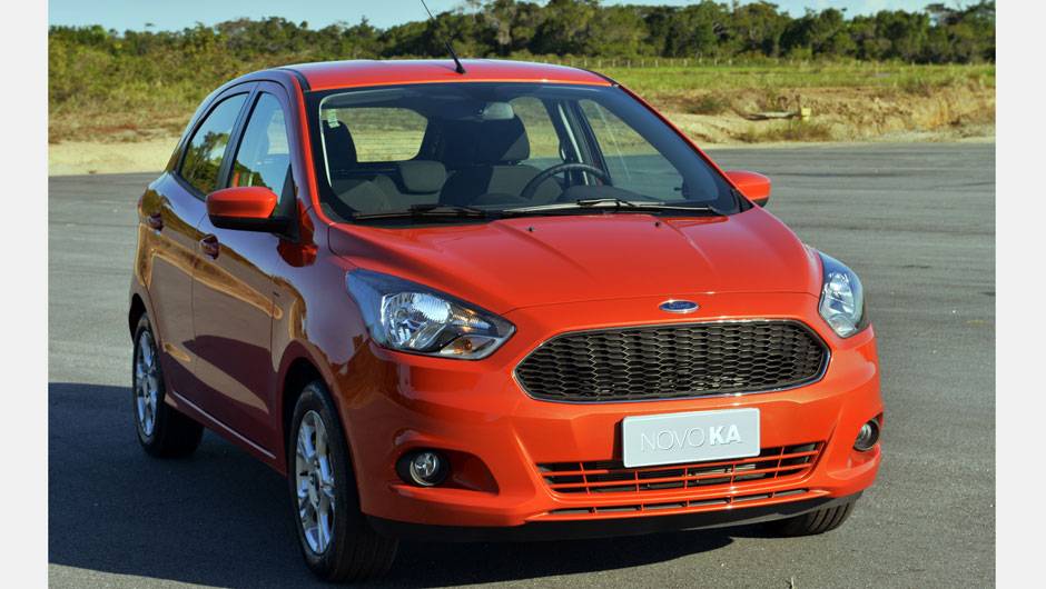 O Ka (hatch) ter&aacute; sempre grade do tipo colm&eacute;ia preta | <a href="https://quatrorodas.abril.com.br/carros/lancamentos/ford-ka-794793.shtml" rel="migration">Leia mais</a>