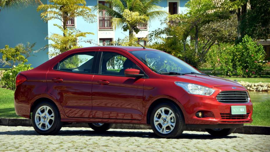 O Ka+ (sedã) terá sempre grade prata ou cromada e com filetes | <a href="https://quatrorodas.abril.com.br/carros/lancamentos/ford-ka-794793.shtml" rel="migration">Leia mais</a>