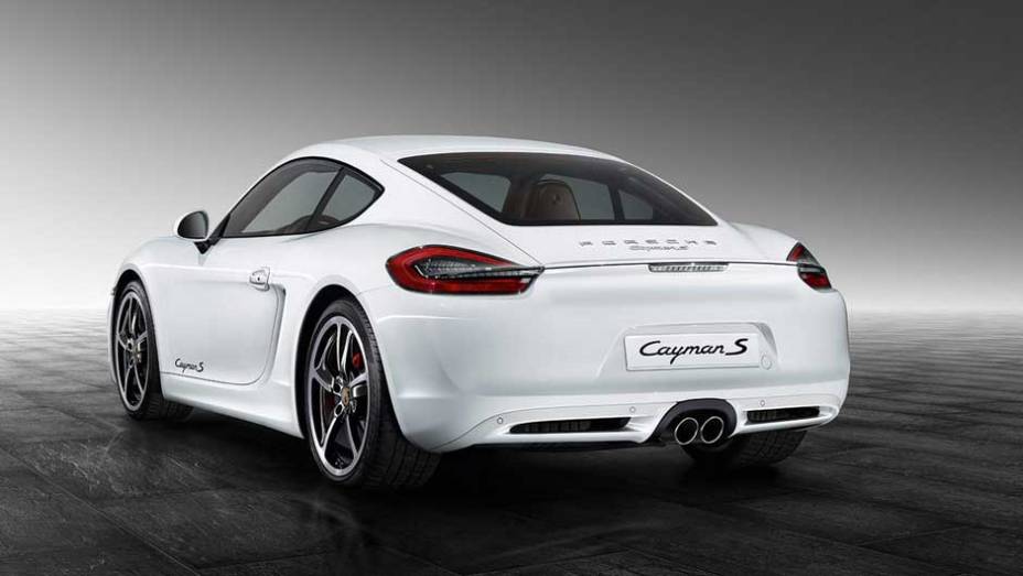 O exemplar único recebeu mudanças por fora e por dentro, com detalhes em preto contrastando com a carroceria e saída dupla de escapamento | <a href="https://quatrorodas.abril.com.br/noticias/fabricantes/porsche-cayman-s-ganha-personalizacao-fabrica-894381.s" rel="migration"></a>