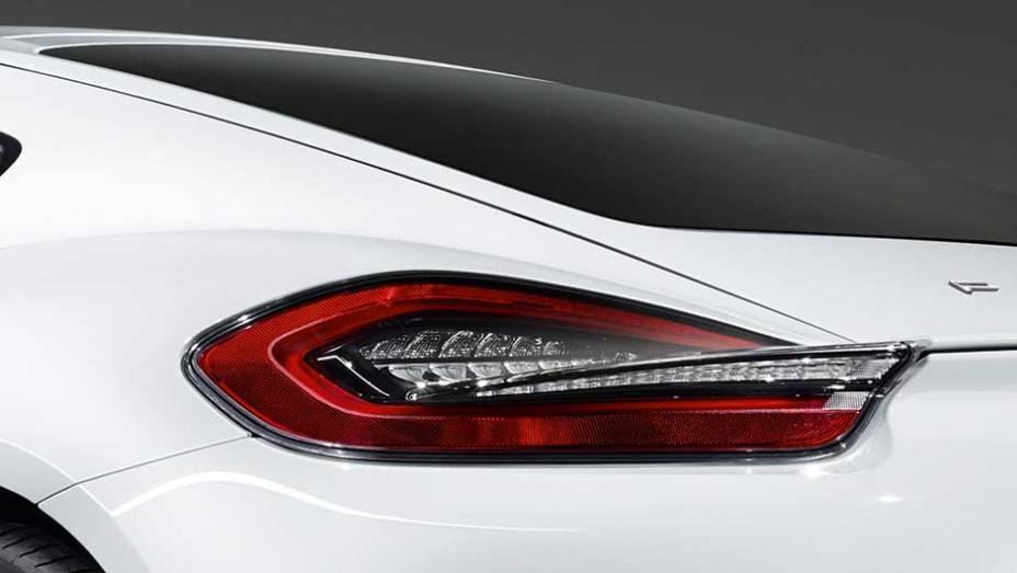 Detalhe das lanternas escurecidas; os faróis também tem lentes fumês | <a href="https://quatrorodas.abril.com.br/noticias/fabricantes/porsche-cayman-s-ganha-personalizacao-fabrica-894381.shtml" rel="migration">Leia mais</a>