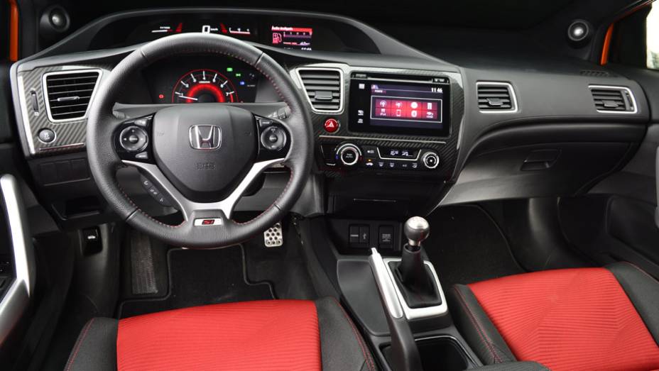 O interior lembra bastante o Civic sedã, mas traz acabamento exclusivo, com direito a detalhes em vermelho | <a href="https://quatrorodas.abril.com.br/carros/lancamentos/honda-civic-si-805295.shtml" rel="migration">Leia mais</a>