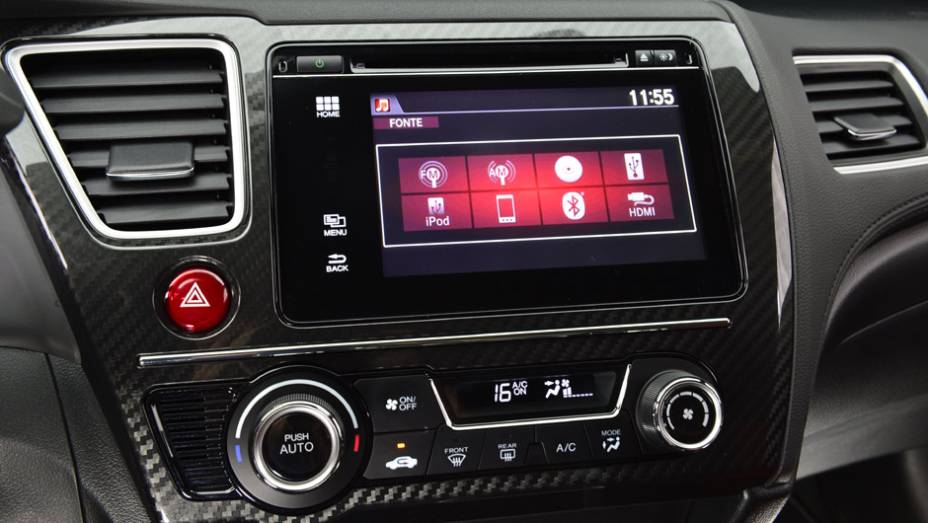 O console central tem apliques imitando fibra de carbono | <a href="https://quatrorodas.abril.com.br/carros/lancamentos/honda-civic-si-805295.shtml" rel="migration">Leia mais</a>