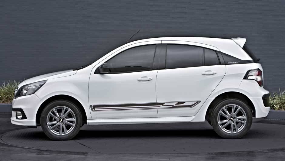 Quase nada mudou na lateral: apenas as rodas s&atilde;o novas - a vers&atilde;o Effect tamb&eacute;m traz adesivos decorativos | <a href="https://quatrorodas.abril.com.br/carros/lancamentos/chevrolet-agile-2014-756376.shtml" rel="migration">Leia mais</a>