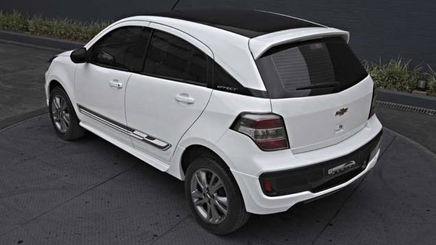 Na traseira, as lanternas ganharam nova disposição de luzes e uma seção preta com luzes reflexivas | <a href="https://quatrorodas.abril.com.br/carros/lancamentos/chevrolet-agile-2014-756376.shtml" rel="migration">Leia mais</a> Na traseira, as lanternas ganharam nova disposição de luzes e uma seção preta com luzes reflexivas | <a href="https://quatrorodas.abril.com.br/carros/lancamentos/chevrolet-agile-2014-756376.shtml" rel="migration">Leia mais</a>
