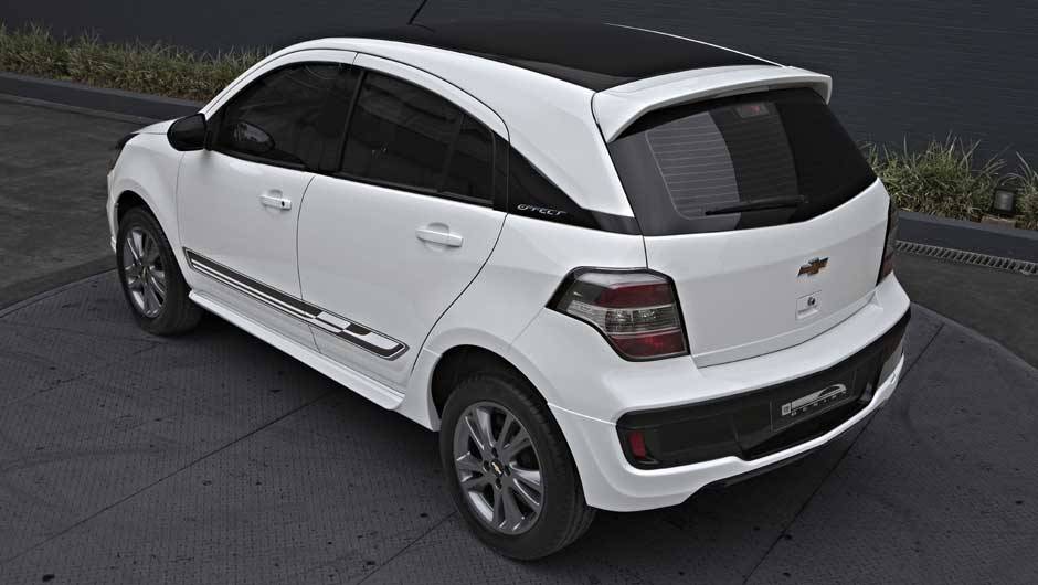 Na traseira, as lanternas ganharam nova disposi&ccedil;&atilde;o de luzes e uma se&ccedil;&atilde;o preta com luzes reflexivas | <a href="https://quatrorodas.abril.com.br/carros/lancamentos/chevrolet-agile-2014-756376.shtml" rel="migration">Leia mais</a>