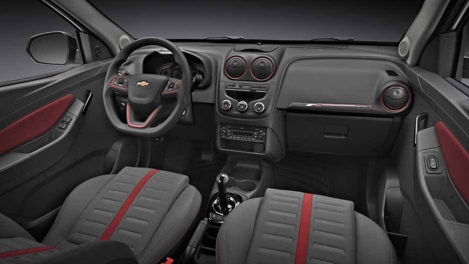 Um novo volante multifuncional e acabamento exclusivo s&atilde;o as principais novidades internas do carro | <a href="https://quatrorodas.abril.com.br/carros/lancamentos/chevrolet-agile-2014-756376.shtml" rel="migration">Leia mais</a>