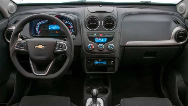Fora o volante, nenhuma grande mudança foi feita na cabine | <a href="https://quatrorodas.abril.com.br/carros/lancamentos/chevrolet-agile-2014-756376.shtml" rel="migration">Leia mais</a> Fora o volante, nenhuma grande mudança foi feita na cabine | <a href="https://quatrorodas.abril.com.br/carros/lancamentos/chevrolet-agile-2014-756376.shtml" rel="migration">Leia mais</a>
